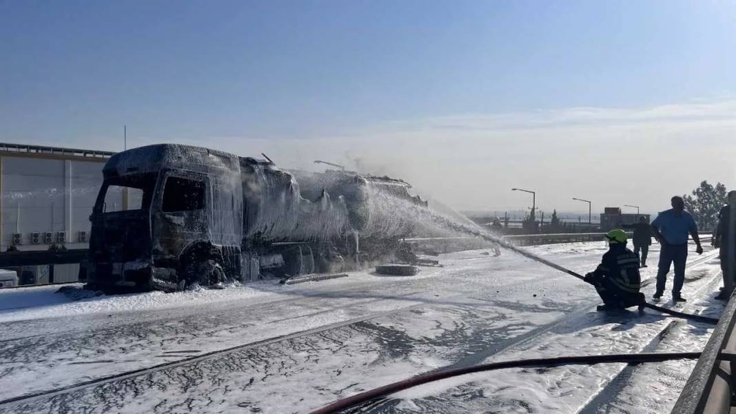 Mersin’de Mazot Yüklü Tanker Alev Aldı: Gökyüzü Siyaha Büründü! 4